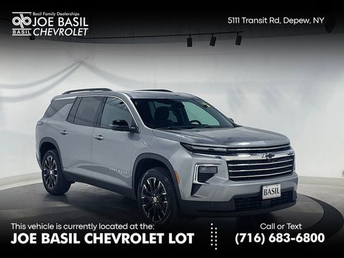 Used 2025 Chevrolet Traverse LT w/ Sun and Wheel Package AWD/4WD image 1
