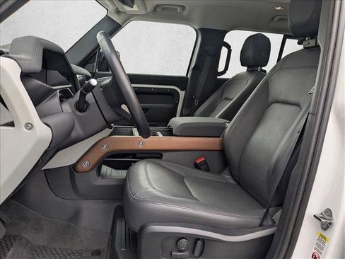 Used 2023 Land Rover Defender 110 SE image 17