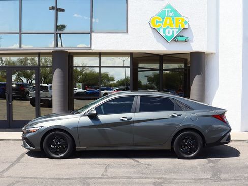 Used 2024 Hyundai Elantra SE image 8