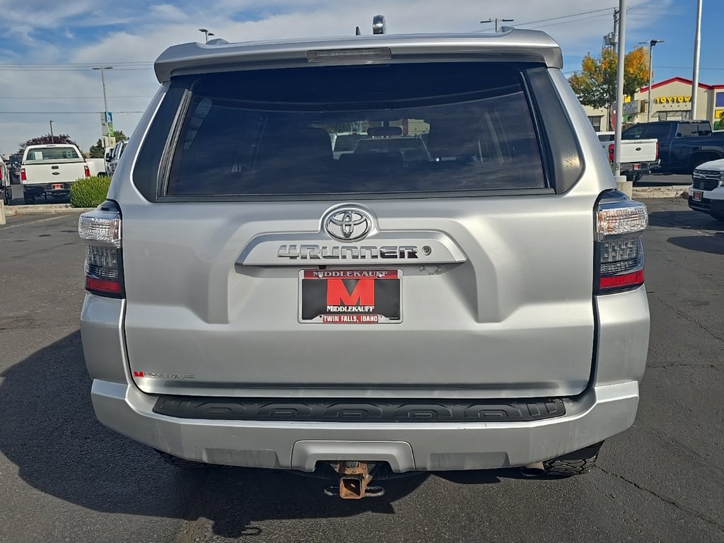 Used 2018 Toyota 4Runner SR5 AWD/4WD image 4