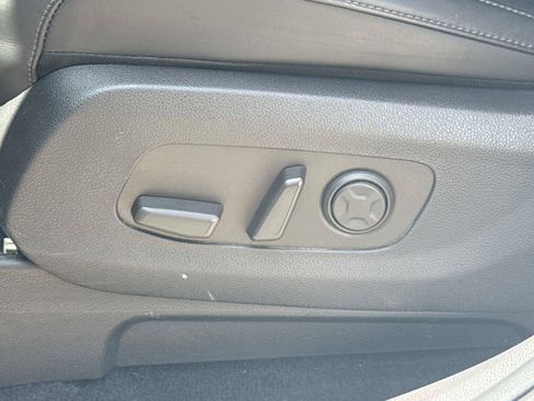 Used 2025 Kia Carnival FWD image 19