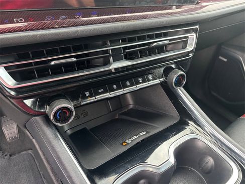 Used 2025 Chevrolet Traverse RS image 21