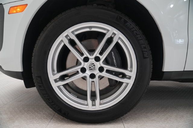 Certified 2026 Porsche Macan AWD/4WD image 8