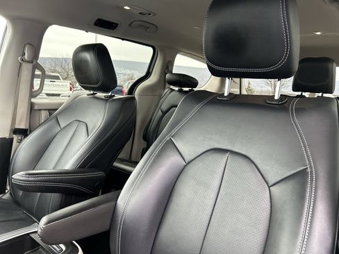 Used 2024 Chrysler Pacifica Touring-L image 21