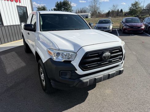 Used 2018 Toyota Tacoma SR image 4