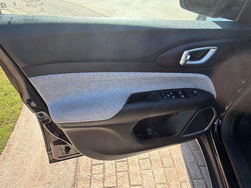 Used 2025 Jeep Compass Latitude image 14