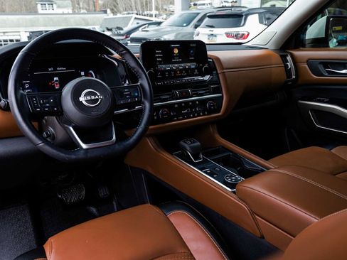 Used 2024 Nissan Pathfinder Platinum image 17