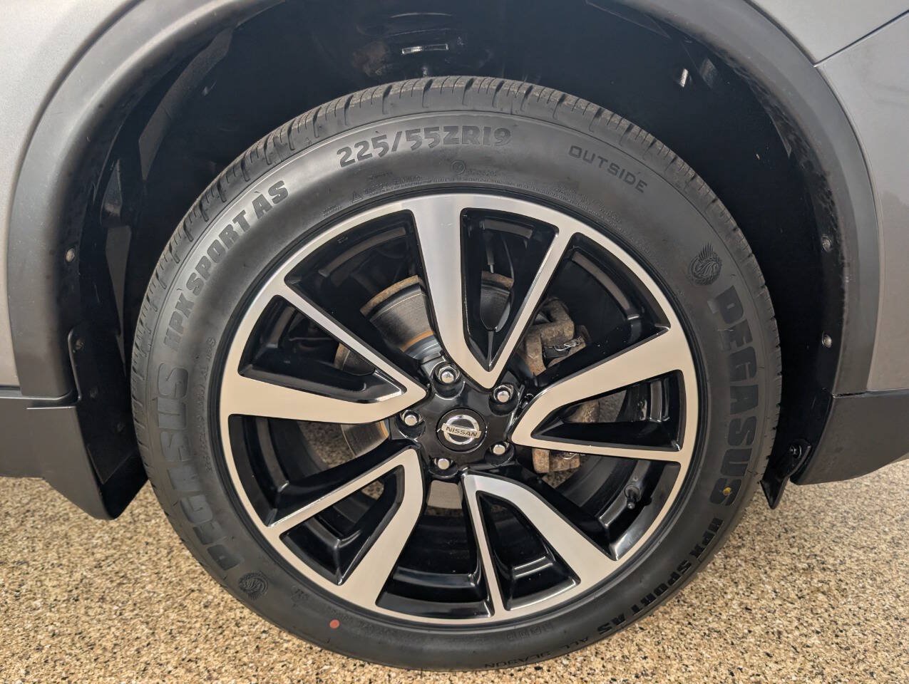 Used 2017 Nissan Rogue AWD image 25