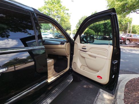Used 2013 Cadillac Escalade EXT Luxury AWD/4WD image 38