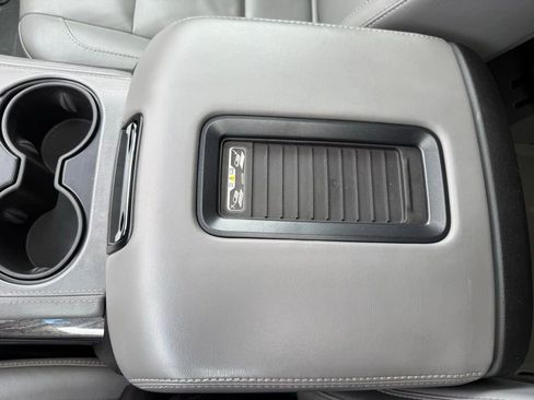 Used 2015 Chevrolet Suburban LT image 21