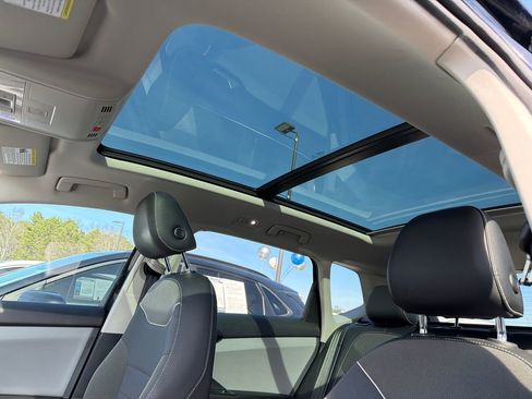 Used 2023 Volkswagen Taos SE w/ Panoramic Sunroof Package image 32