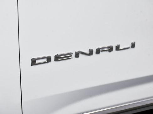 Used 2025 GMC Yukon Denali image 98