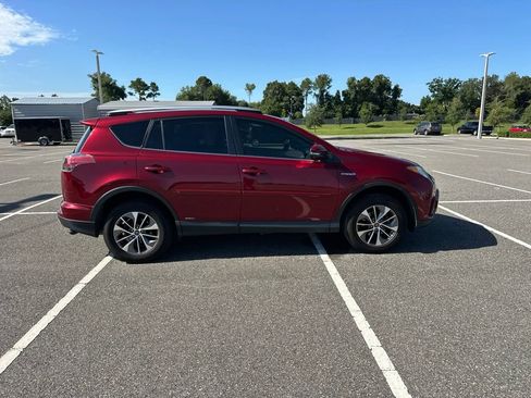 Used 2018 Toyota RAV4 LE w/ Carpet Mat Package AWD/4WD image 4