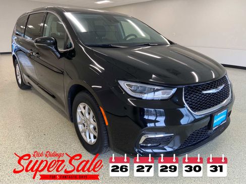 Used 2024 Chrysler Pacifica Touring-L image 3