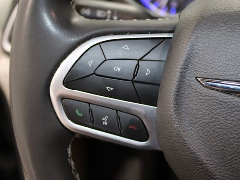 Used 2024 Chrysler Pacifica Touring-L image 22