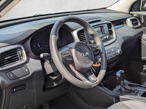 Used 2018 Kia Sorento LX V6 image 9