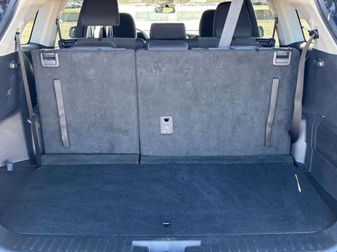 Used 2025 Toyota Highlander LE FWD image 30