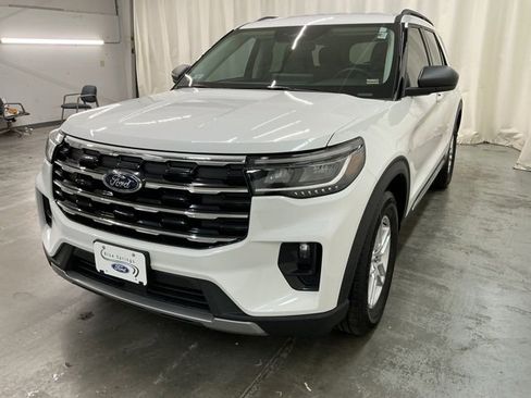 Used 2025 Ford Explorer Active w/ Active Comfort Package image 9