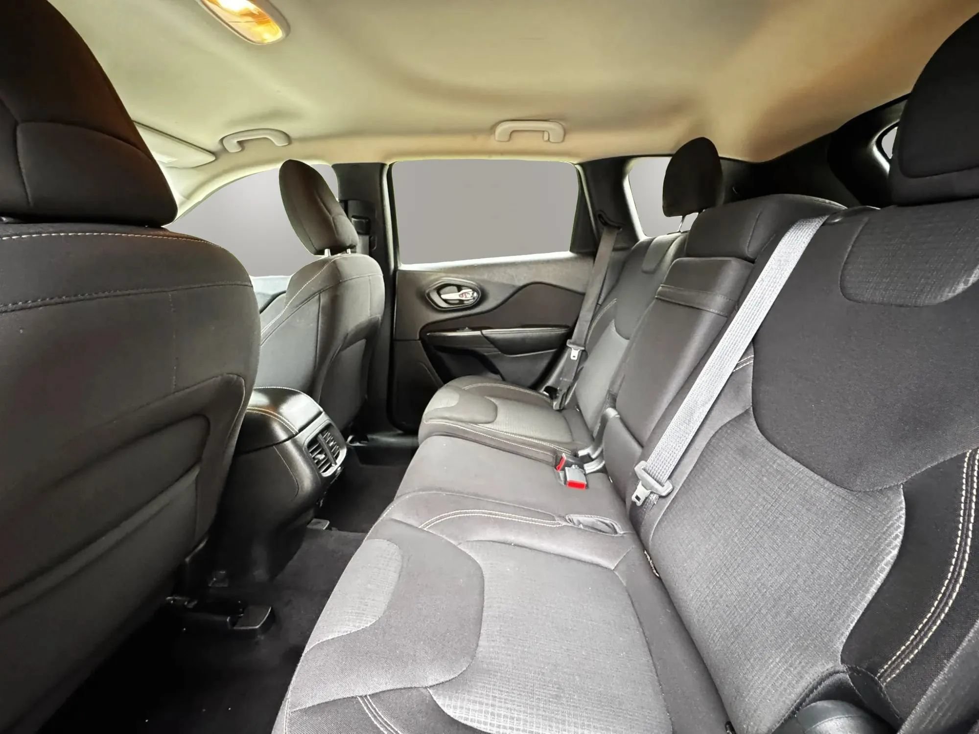 Used 2016 Jeep Cherokee Latitude w/ Safety/Convenience Group FWD image 15