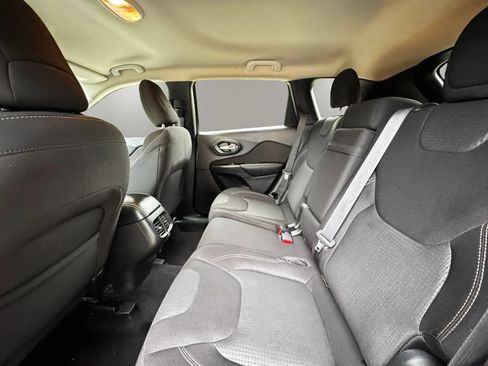Used 2016 Jeep Cherokee Latitude w/ Safety/Convenience Group FWD image 15
