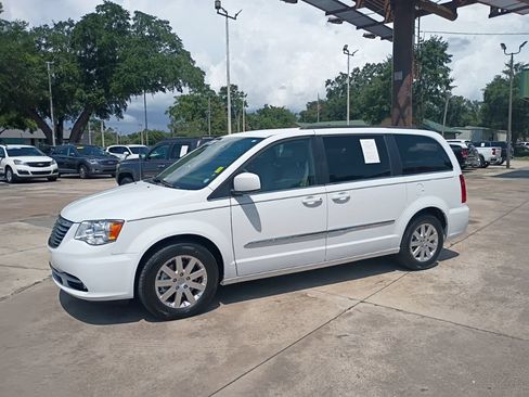 Used 2016 Chrysler Town & Country Touring FWD image 7