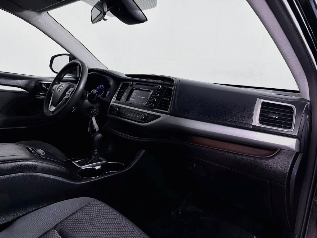 Used 2018 Toyota Highlander LE FWD image 29
