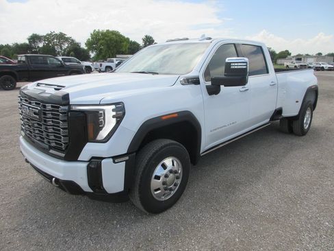 New 2026 GMC Sierra 3500 Denali Ultimate AWD/4WD image 11