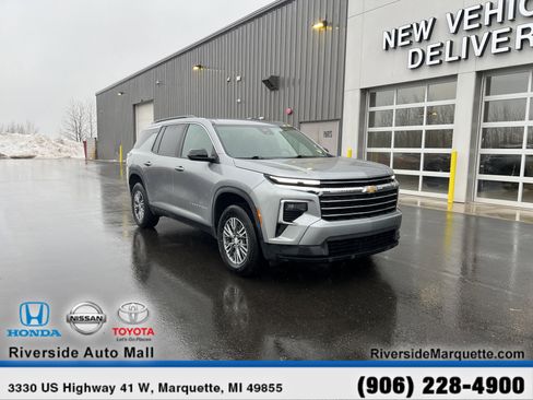Used 2025 Chevrolet Traverse LT image 1