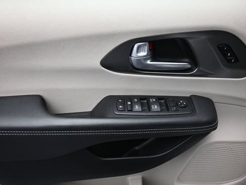 Used 2024 Chrysler Pacifica Touring-L FWD image 16