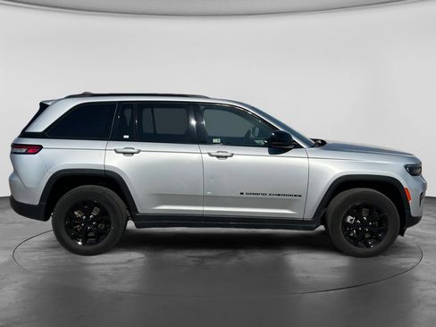 Used 2024 Jeep Grand Cherokee Altitude AWD/4WD image 11