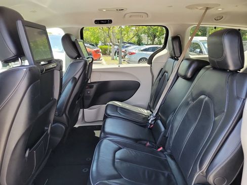 Used 2018 Chrysler Pacifica Limited w/ Advanced Safetytec Group FWD image 18