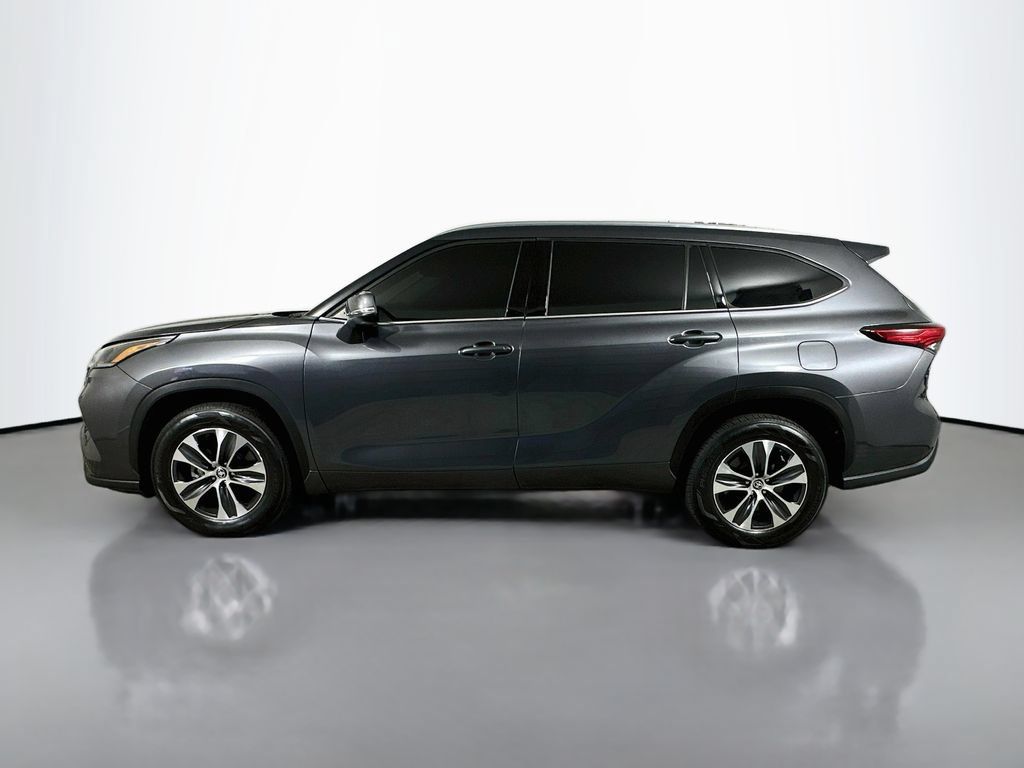 Used 2021 Toyota Highlander XLE FWD image 4