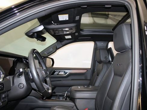 Used 2025 GMC Yukon Denali w/ Advanced Technology Package image 8