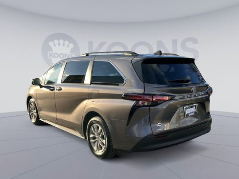 Used 2022 Toyota Sienna XLE image 4