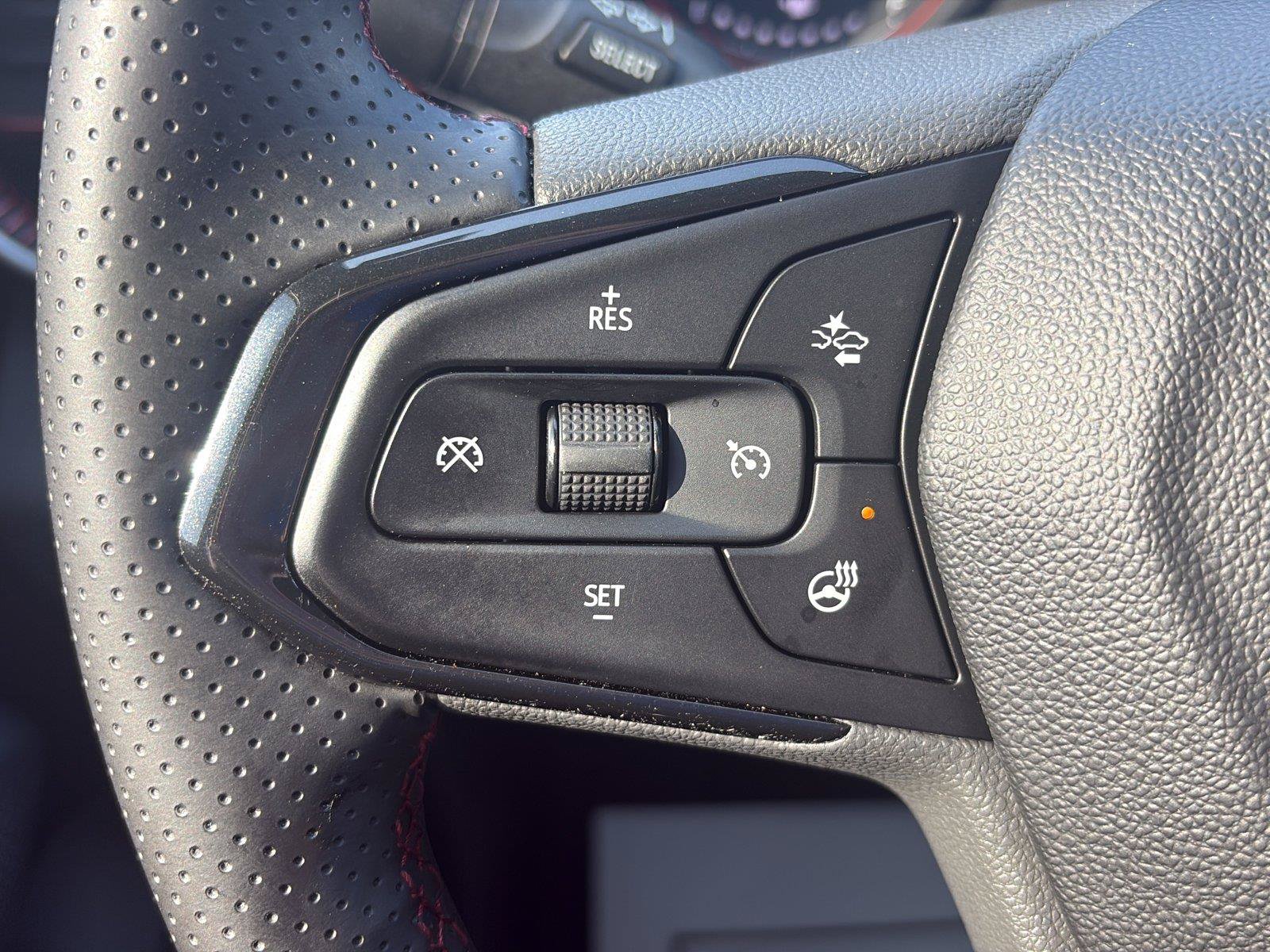 Used 2025 Chevrolet Trax RS FWD image 36