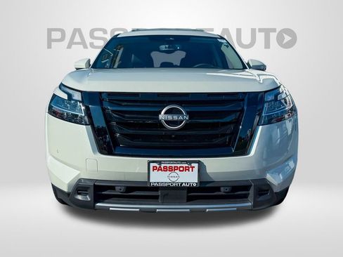 Certified 2024 Nissan Pathfinder SL image 3
