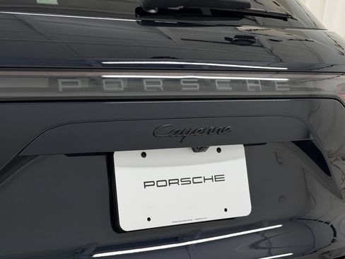 Certified 2023 Porsche Cayenne Platinum Edition image 64