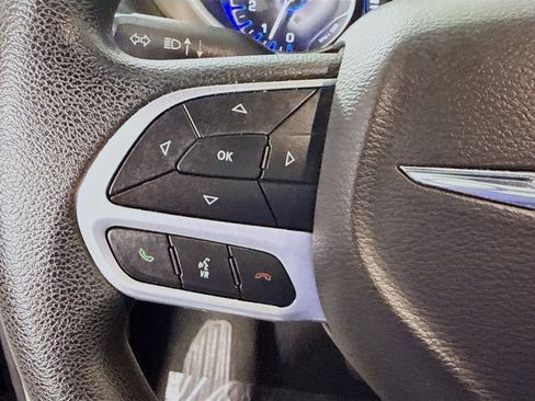 Used 2021 Chrysler Voyager Lxi image 14