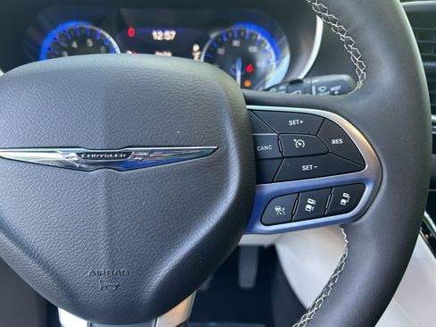 Used 2024 Chrysler Pacifica Touring-L FWD image 22