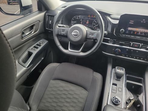 Used 2024 Nissan Pathfinder SV image 12