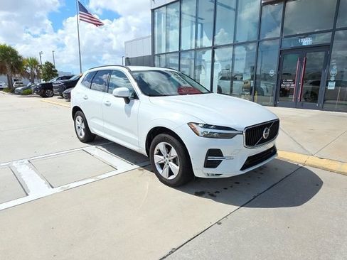 Used 2022 Volvo XC60 B5 Momentum image 2