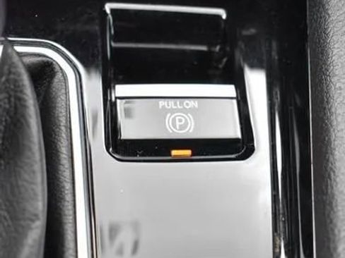 Used 2025 Jeep Compass Limited image 34