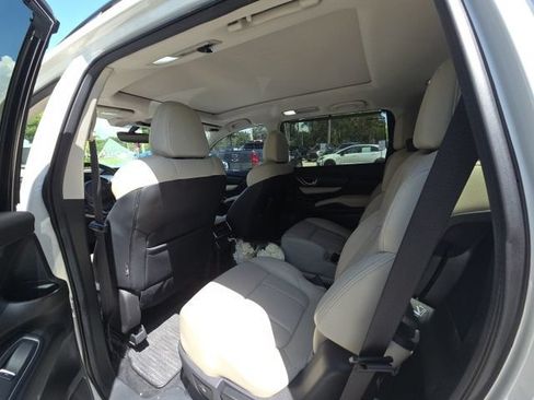 Used 2022 Subaru Ascent Limited w/ Technology Package AWD/4WD image 9