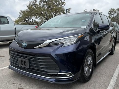Certified 2022 Toyota Sienna XLE image 16