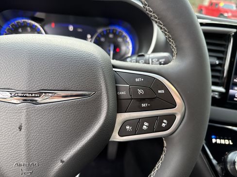 Used 2025 Chrysler Pacifica Select image 24