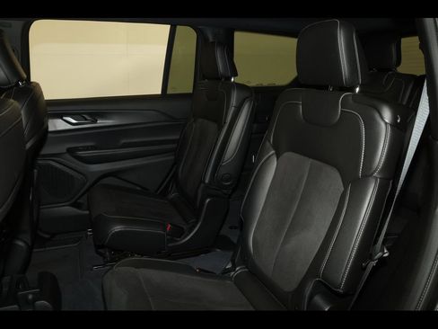 Used 2023 Jeep Grand Cherokee L Laredo AWD/4WD image 29