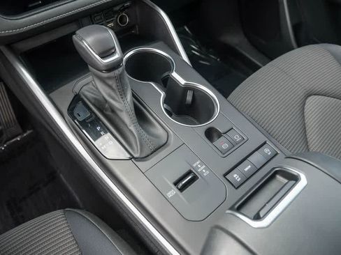 Used 2020 Toyota Highlander LE FWD image 20