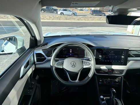Certified 2025 Volkswagen Taos SE image 16