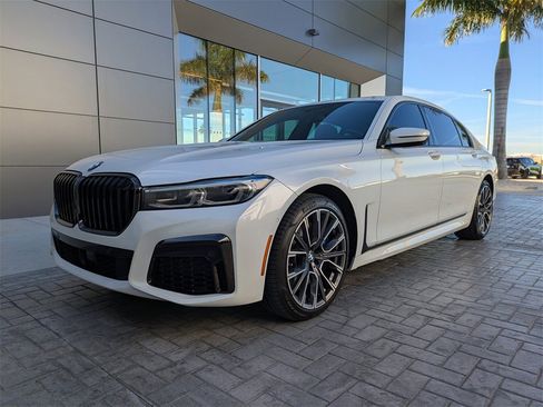 Used 2022 BMW 750i xDrive w/ Luxury Rear Seating Package image 8