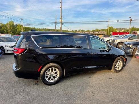 Used 2024 Chrysler Pacifica Touring-L FWD image 6